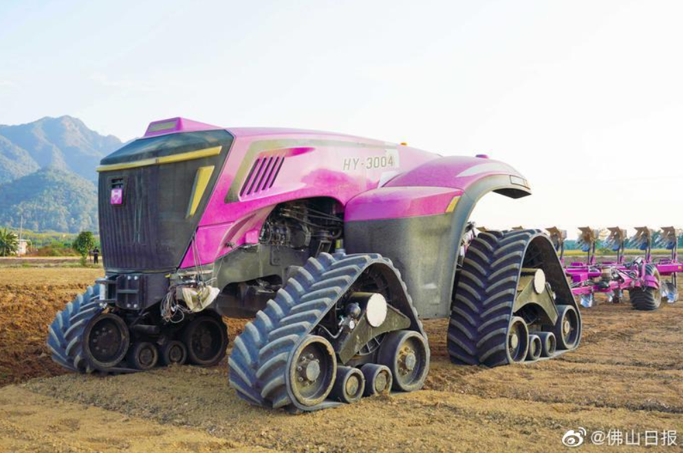 三水南山：“巨無(wú)霸”無(wú)人農(nóng)機(jī)，炫酷亮相